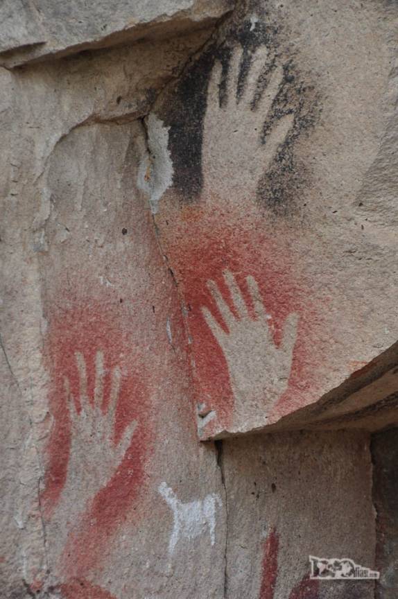 Mãos no estilo negativo pintadas na Cueva de Las Manos, no sul da patagônia, na Argentina